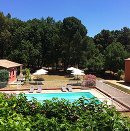 La piscine de l'Hôtel Les Ambres à Roussillon en Provence au coeur du Luberon